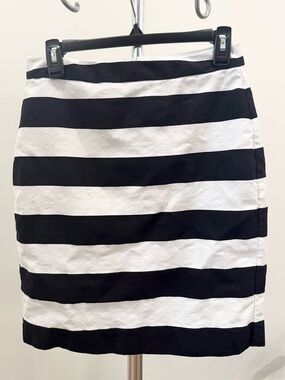 Banana Republic Pencil Skirt Size 4 black and white